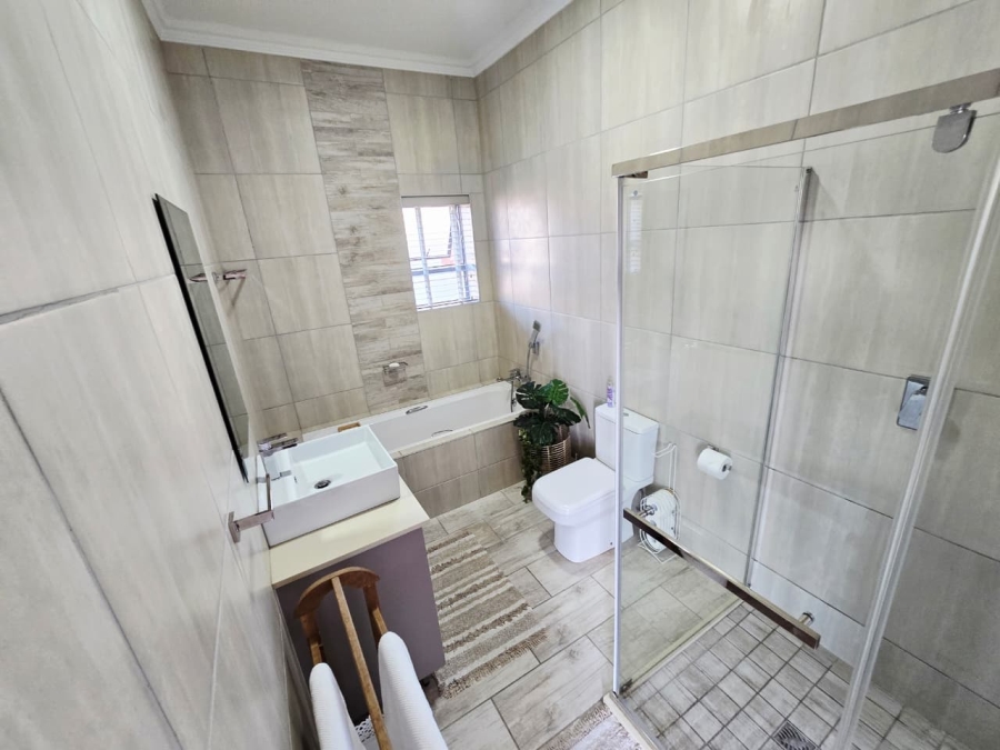 6 Bedroom Property for Sale in Glentana Western Cape